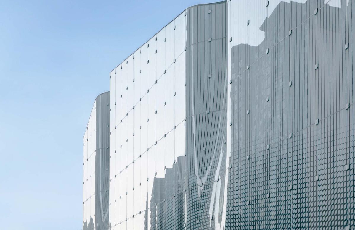 幕墻上的菱形圖案遠看呈現出鱗片的質感，_The_diamond_patterns_on_the_curtain_wall_are_an_Imitation_of_butterfly_wing_scales_?張全.jpg